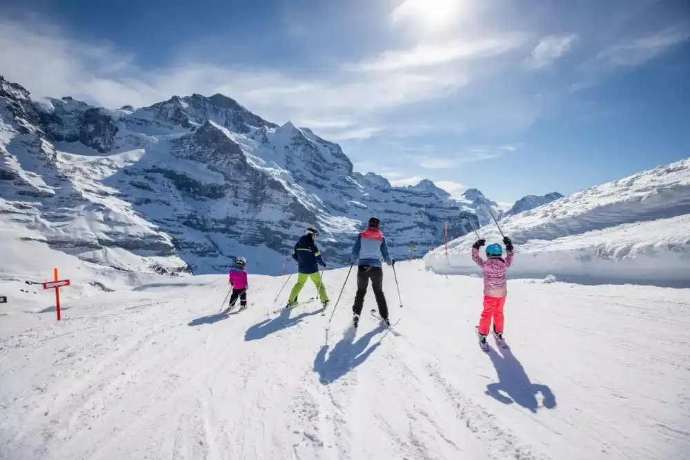 Skifahren Familie 4 Personen von hinten