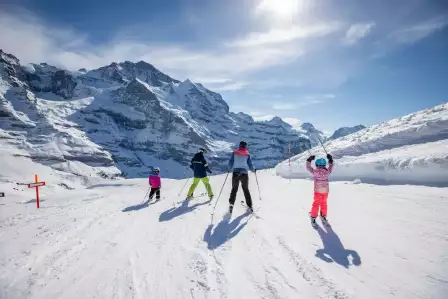 Skifahren Familie 4 Personen von hinten